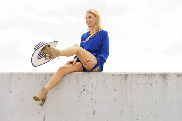 Mulher Elegante Vestindo Shorts Macacão Azul Perfeito Para Verão Segurando — Fotografia de Stock