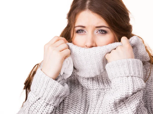 女性は暖かい灰色ゴルフ セーターを着て快適に感じる 喉の健康管理 — ストック写真