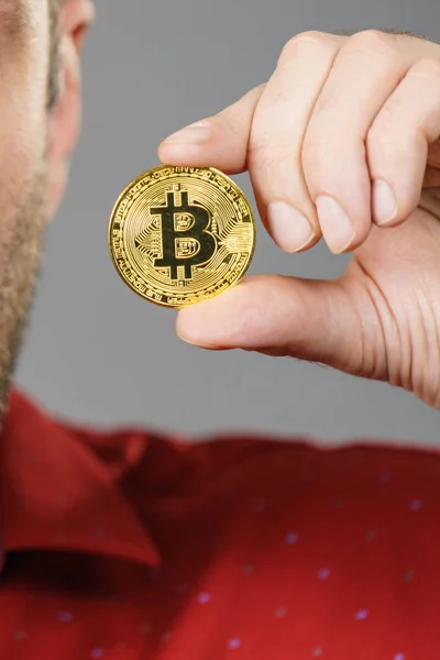 Mano Del Hombre Sosteniendo Signo Moneda Oro Bitcoin Símbolo Digital — Foto de Stock