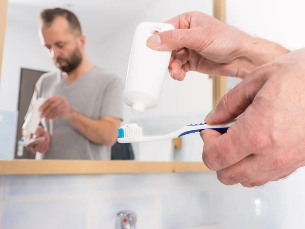 Personne Qui Met Dentifrice Sur Une Brosse Dents Soins Hygiène — Photo