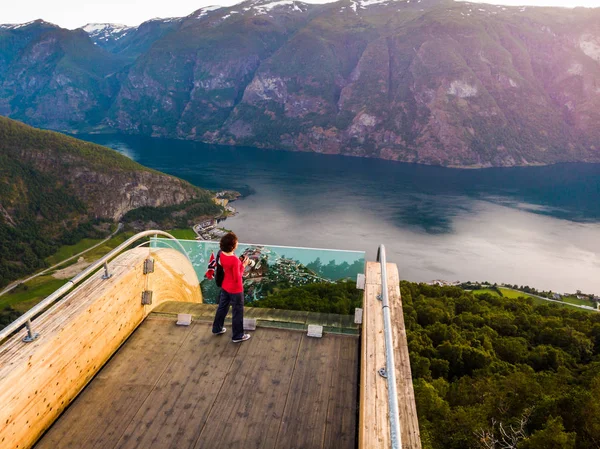 Vista Aérea Mujer Turista Con Bandera Noruega Cámara Fotográfica Disfrutando — Foto de Stock