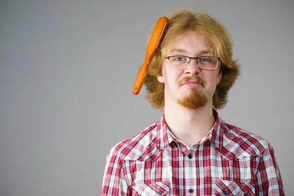 Homem Barbudo Tendo Problemas Com Pentear Cabelo Usando Escova Problemas — Fotografia de Stock