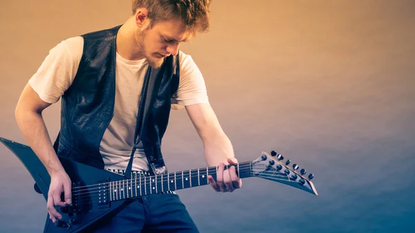 Joven Barbudo Con Guitarra Eléctrica Persona Adulta Sostiene Instrumento Toca — Foto de Stock