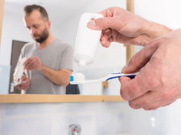 在牙刷上涂牙膏的人 牙齿卫生护理 清洁牙刷概念 — 图库照片