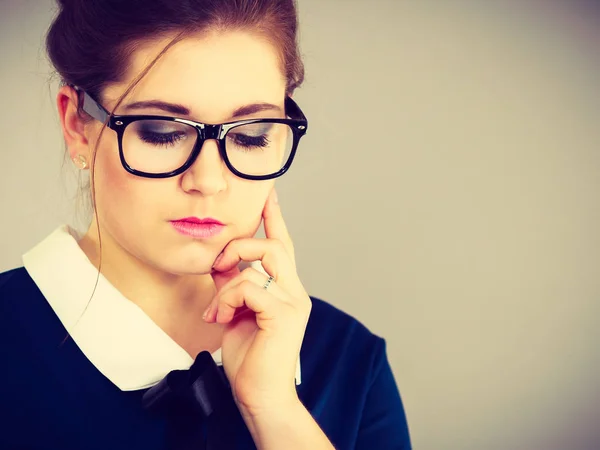 Fokussierte Geschäftsfrau Blickt Nach Unten Denkt Über Problemlösung Und Neue — Stockfoto