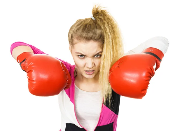 Deportiva Mujer Enojada Agresiva Usando Guantes Boxeo Rojos Luchando Estudio —  Fotos de Stock