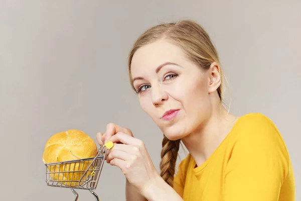 Compra Glúten Conceito Produtos Alimentares Mulher Segurando Carrinho Compras Carrinho — Fotografia de Stock