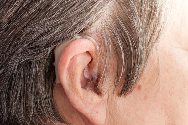 Närbild Äldre Kvinna Med Hörapparat Örat Hälso Och Sjukvård Höra — Stockfoto