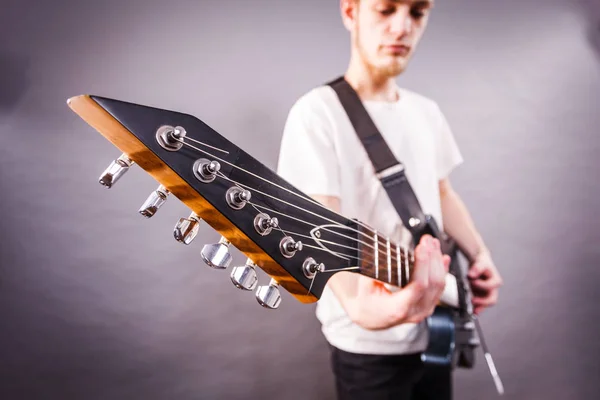 Fiatal Szakállas Férfi Elektromos Gitárral Felnőtt Ember Hangszert Tart Játszik — Stock Fotó