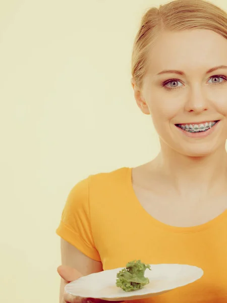 Szczęśliwa Młoda Kobieta Spożywamy Sałata Płyta Podstawowa Uśmiecha Się Kolory — Zdjęcie stockowe