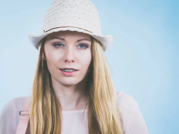 Gelukkig Vrolijke Tiener Jonge Vrouw Klaar Voor Zomer Het Dragen — Stockfoto