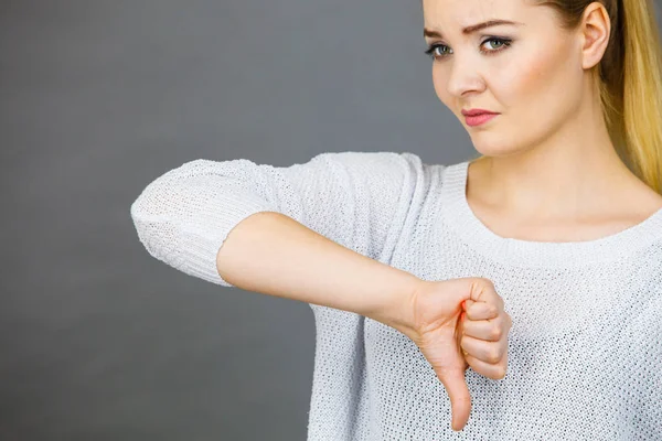 Tegenstelling Tot Mislukking Gebaren Concept Droevige Vrouw Toont Duim Naar — Stockfoto