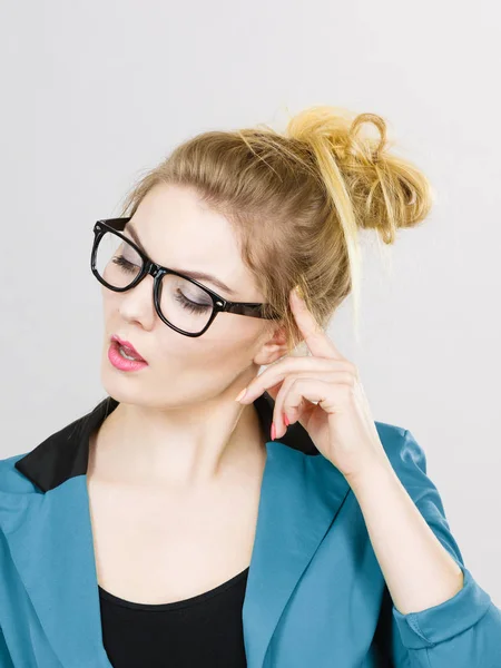 Mujer Negocios Con Chaqueta Azul Anteojos Pensamiento Intensivo Encontrar Una — Foto de Stock