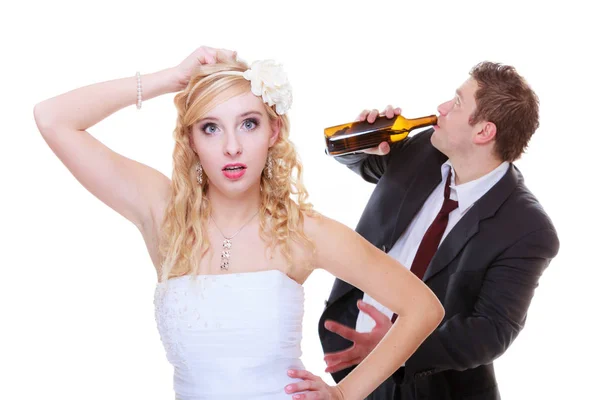 成瘾的关系 婚姻问题和麻烦的概念 新娘有论据与醉酒的新郎 — 图库照片