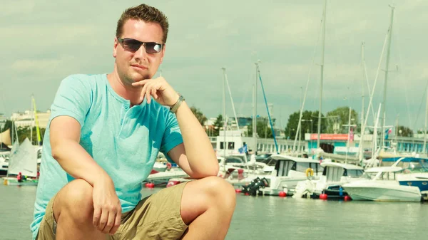 Sommerurlaubsabenteuer Mann Verbringt Seine Freizeit Mit Spaziergängen Yachthafen Sightseeing Sommer — Stockfoto