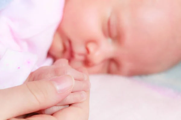 Concetto Innocenza Infantile Piccolo Adorabile Neonato Che Dorme Sul Letto — Foto Stock