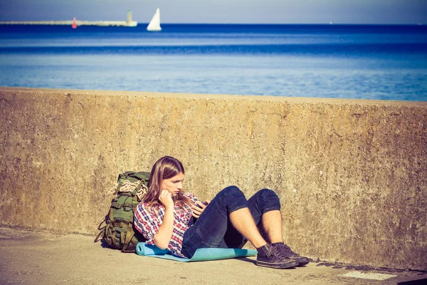 Mann Touristen Backpacker Entspannen Freien Sitzt Grunge Wand Mit Tablet — Stockfoto