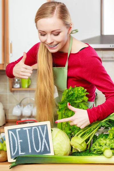 Młoda Kobieta Kuchni Wiele Zielonych Warzyw Prezentujących Pokładzie Detox Znak — Zdjęcie stockowe