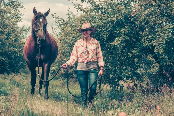 Dierlijke Menselijke Liefde Paardenconcept Westerse Vrouw Wandelen Groene Weide Bos — Stockfoto