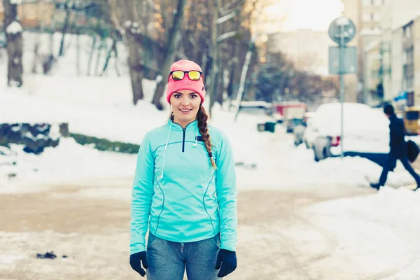在冬天做城市运动的女孩 夫人在白雪覆盖的街道上行使 健康健身时尚概念 — 图库照片