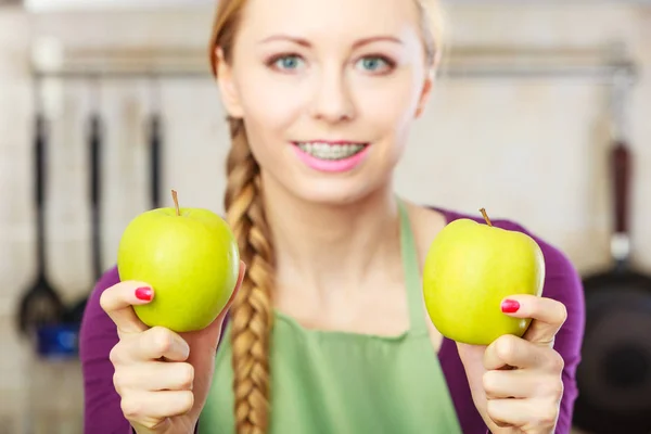Молодая Женщина Длинными Волосами Держит Два Больших Зеленых Яблочных Фрукта — стоковое фото