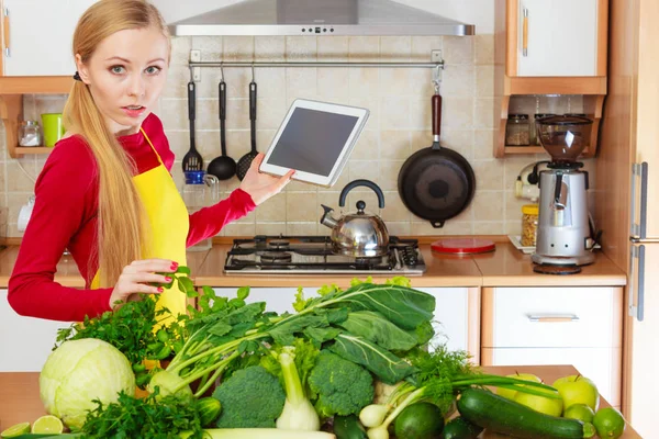 Young Woman Kitchen Having Many Green Vegetables Table Holding Tablet — Stock Photo, Image
