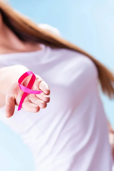 Gesundheits Und Medizinkonzept Frau Zeigt Rosa Brustkrebs Bewusstseinsband Der Hand — Stockfoto