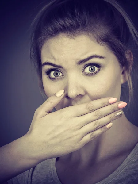 Kvinnan Täcker Sin Mun Med Handen Att Något Chockerande Överraskande — Stockfoto