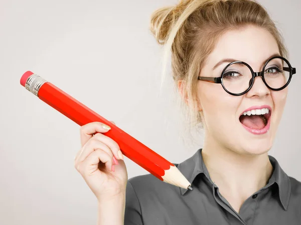 Feliz Estudiante Sonriente Buscando Mujer Con Camisa Verde Sosteniendo Gran — Foto de Stock