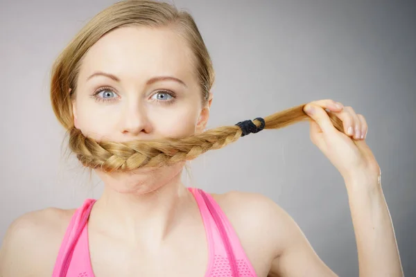 Mujer Joven Cubriéndose Boca Con Trenza Pelo Rubio Concepto Cuidado —  Fotos de Stock