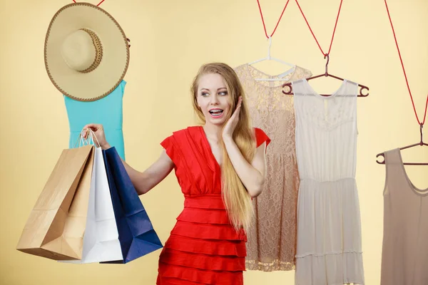 Kvinna Butiken Plockar Sommarkläder Gör Perfekt Outfit Välja Kläder Från — Stockfoto