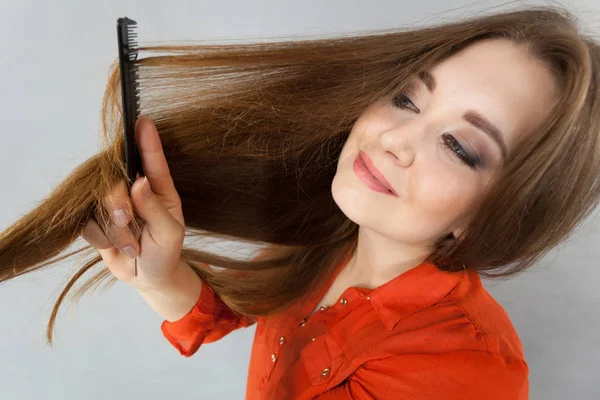 Heureuse Femme Adolescente Drôle Peigner Ses Longs Cheveux Bruns Montrant — Photo