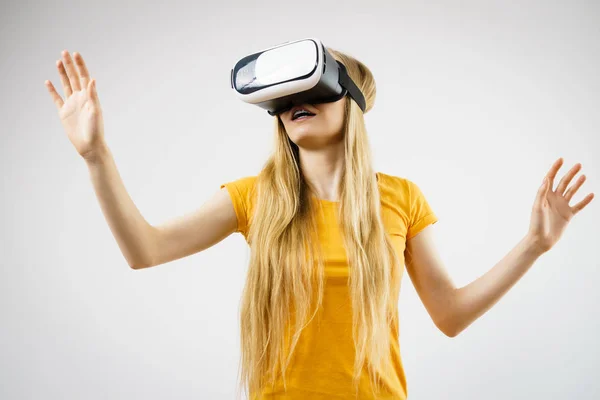 Mujer Joven Con Gafas Realidad Virtual Auriculares Caja Brazos Extendidos — Foto de Stock