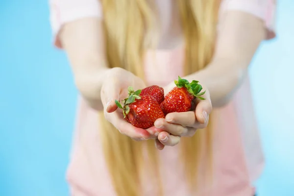 Młoda Kobieta Pokazuje Świeże Owoce Truskawek Niebiesko Zdrowy Posiłek — Zdjęcie stockowe