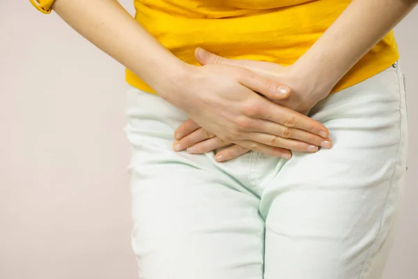 Närbild Ung Sjuk Kvinna Med Händerna Håller Trycka Skrevet Nedre — Stockfoto