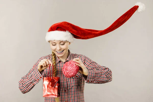 Natal Natal Sazonal Conceito Compras Inteligente Mulher Feliz Vestindo Chapéu — Fotografia de Stock