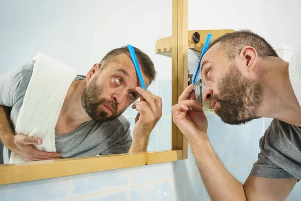 Hombre Adulto Parado Frente Espejo Del Baño Cepillándose Pelo Corto —  Fotos de Stock