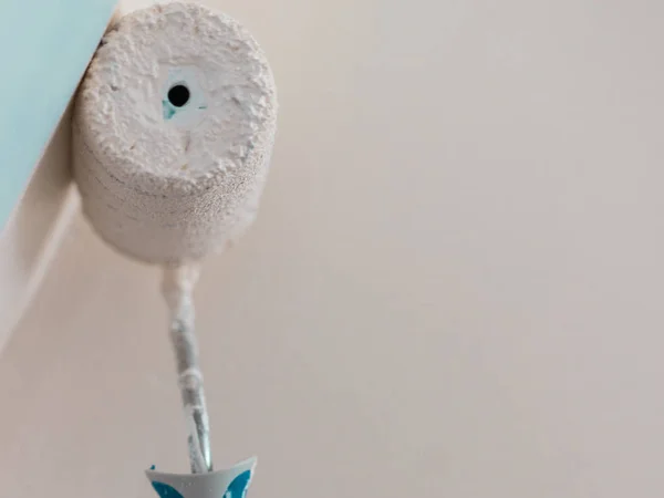 Pessoa Aplicando Tinta Parede Usando Escova Rolo Conceito Renovação Casa — Fotografia de Stock
