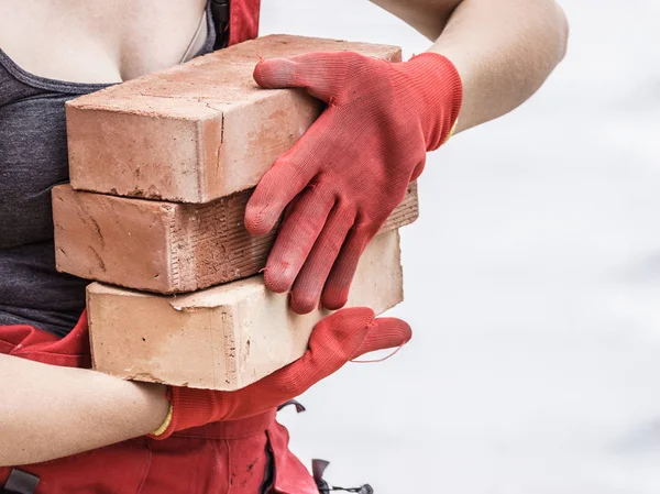 Mulher Irreconhecível Trabalhando Canteiro Obras Construindo Casa Instalando Tijolos Conceito — Fotografia de Stock