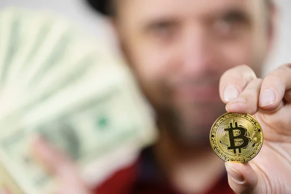 Hombre Adulto Que Tiene Moneda Bitcoin Mano Comparándolo Efectivo Dolar — Foto de Stock