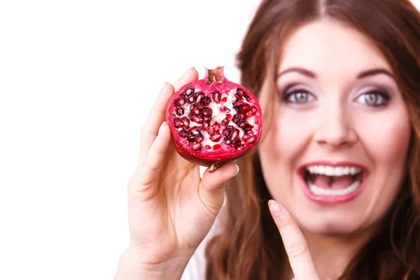 Mulher Menina Morena Alegre Segurando Frutas Romã Nas Mãos Isolado — Fotografia de Stock