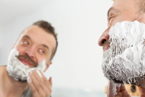 Człowiek Przygotowuje Włosy Twarzy Przed Obcięciem Brody Nakłada Piankę Golenia — Zdjęcie stockowe