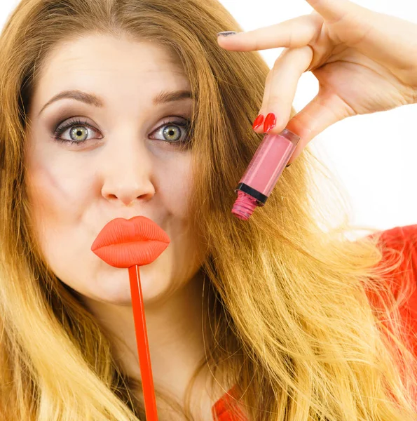 Jovem Mulher Adulta Aplicando Batom Gloss Ficando Sua Maquiagem Feita — Fotografia de Stock