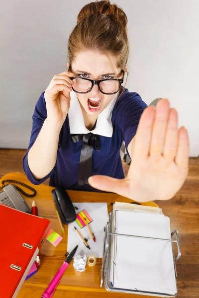 Mobbing Arbeitsplatz Schlechtes Arbeitsverhältnis Wütend Wütende Boshafte Geschäftsfrau Zeigt Wütend — Stockfoto