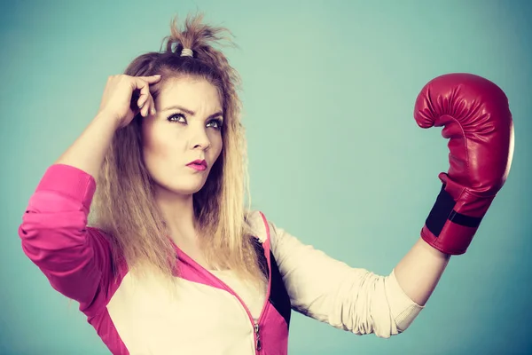 Linda Chica Rubia Boxeadora Femenina Con Grandes Guantes Rojos Divertidos —  Fotos de Stock