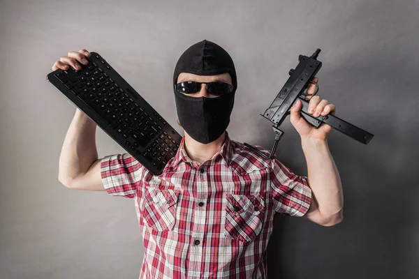 Gek Hacker Man Onherkenbaar Vent Dragen Zwarte Balaclava Holding Pistool — Stockfoto