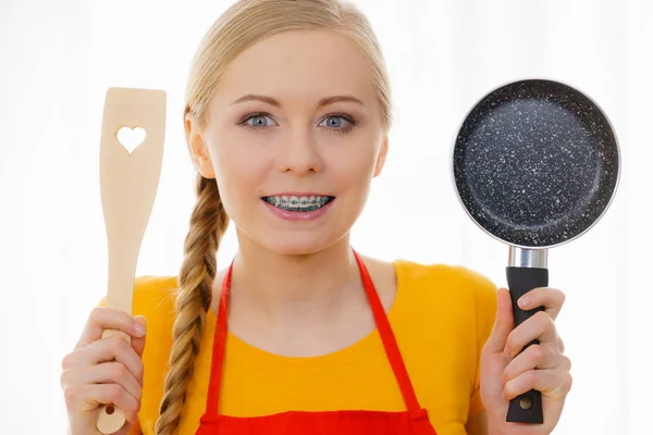 Jovem Alegre Usando Avental Segurando Pequena Panela Cozinha Espátula Madeira — Fotografia de Stock