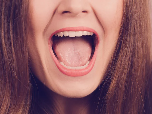 Onherkenbaar Vrouw Met Rode Lippenstift Met Mooie Brede Toothy Glimlach — Stockfoto
