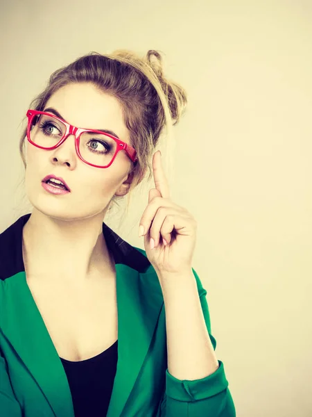 Mulher Negócios Vestindo Jaqueta Verde Óculos Pensamento Intensivo Encontrar Grande — Fotografia de Stock