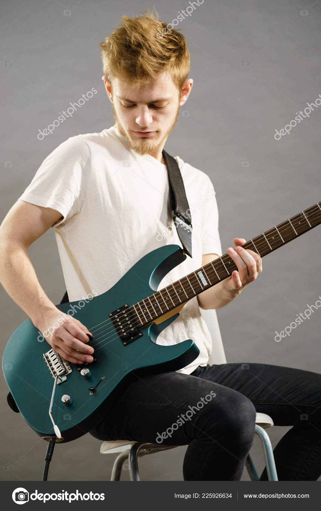 Jeune Homme Barbu Avec Guitare Électrique. Une Personne Adulte